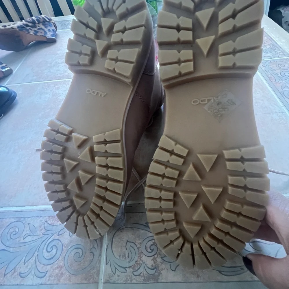 Aldo boots size 9 pink few signs of wear, see the photos for more reference. - Picture 8 of 10